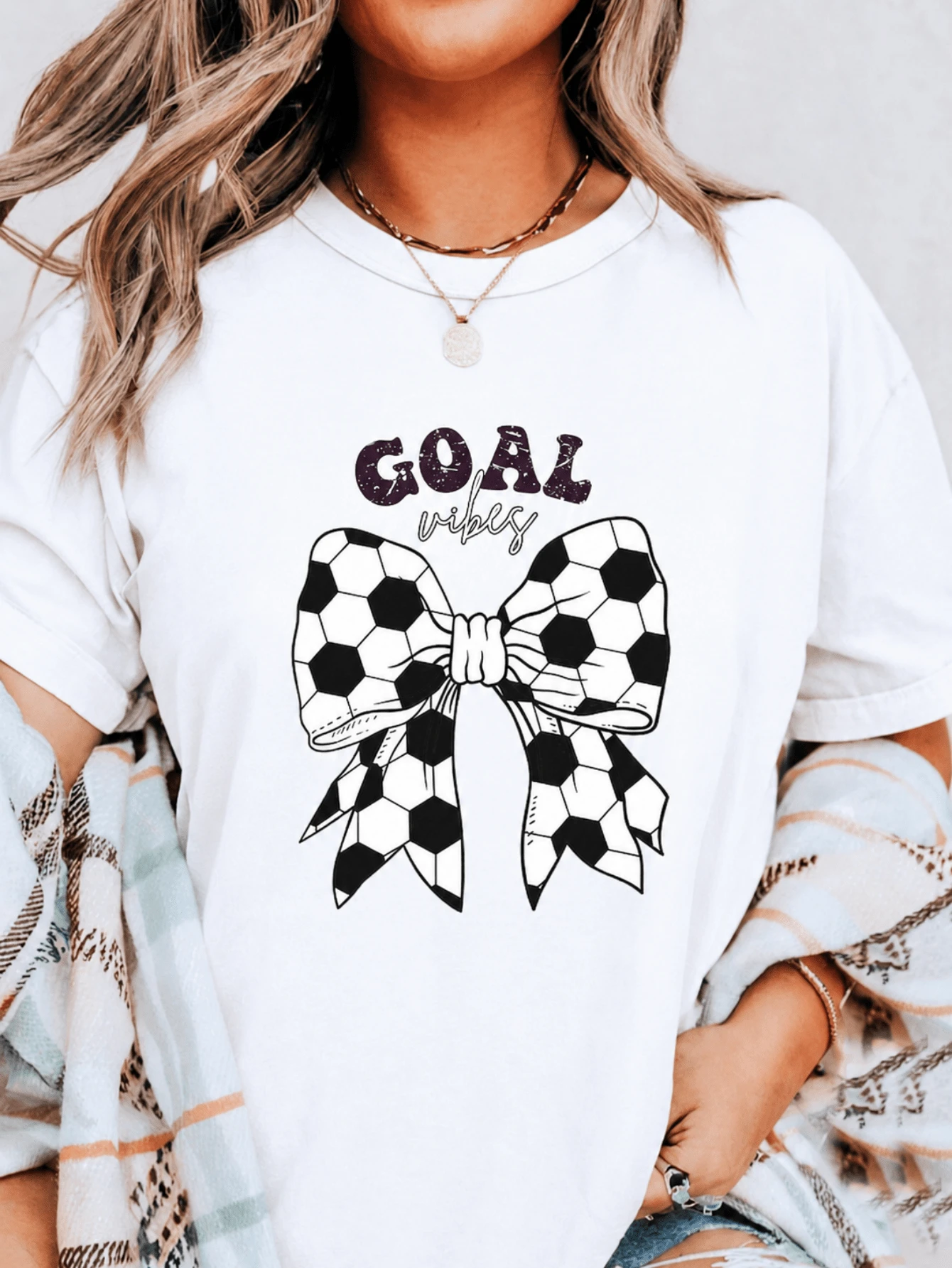 Camiseta de manga corta para mujer, cuello redondo, estampado de texto "GOAL vibes" en morado y blanco con lazo de balón de fútbol, top casual - Blanco - Ver 1