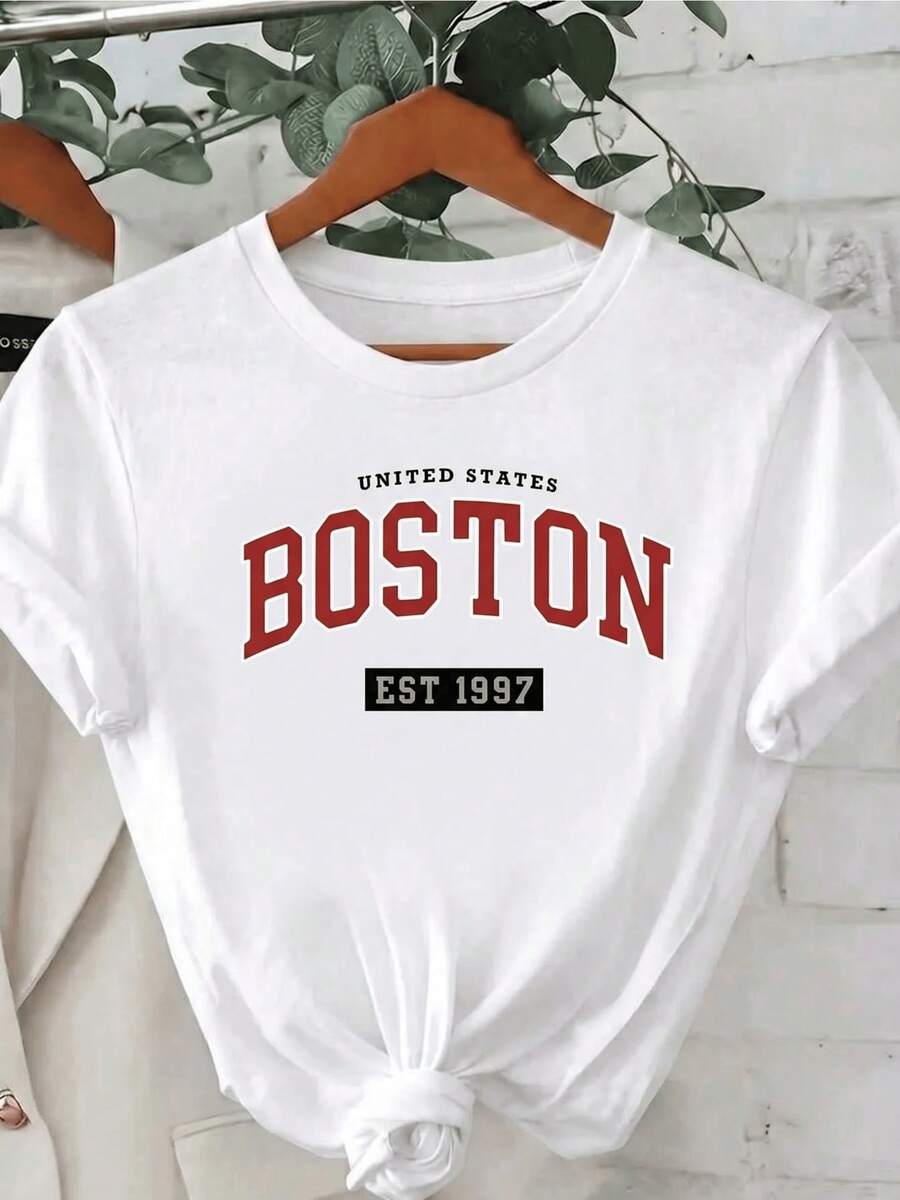 Texto con letras rojas que evocan la energía urbana de Boston y la esencia del espíritu estadounidense con la inscripción EST 1997 transmitiendo nostalgia moderna camiseta de mujer casual cómoda y atractiva para uso diario - Blanco - Ver 1