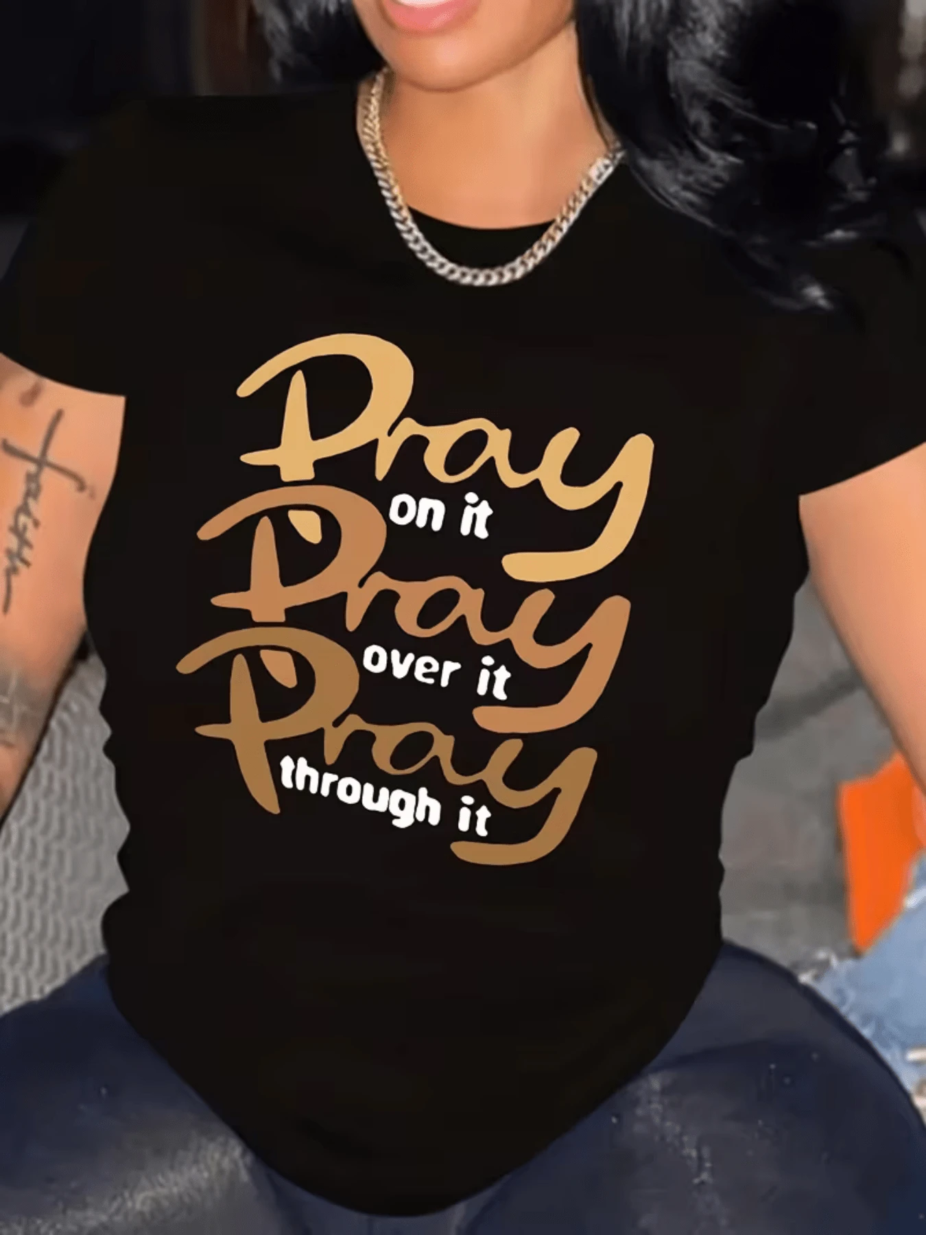 Inspiring Words That Convey Strength, Faith, And Hope, Inviting You To Persevere With Confidence And Serenity In The Face Of Every Challenge. Women's T-Shirt With A Modern And Comfortable Motivational Print For Everyday Wear. - 黑色 - 查看 1