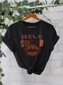 Brown Lips In The Shape Of A Kiss Evoke Sweetness, Confidence, And Positive Energy With The Text "Brown Sugar" Representing Warmth And A Modern Attitude. Comfortable And Attractive Casual Women's T-Shirt For Everyday Wear. - 黑色 - 查看 1