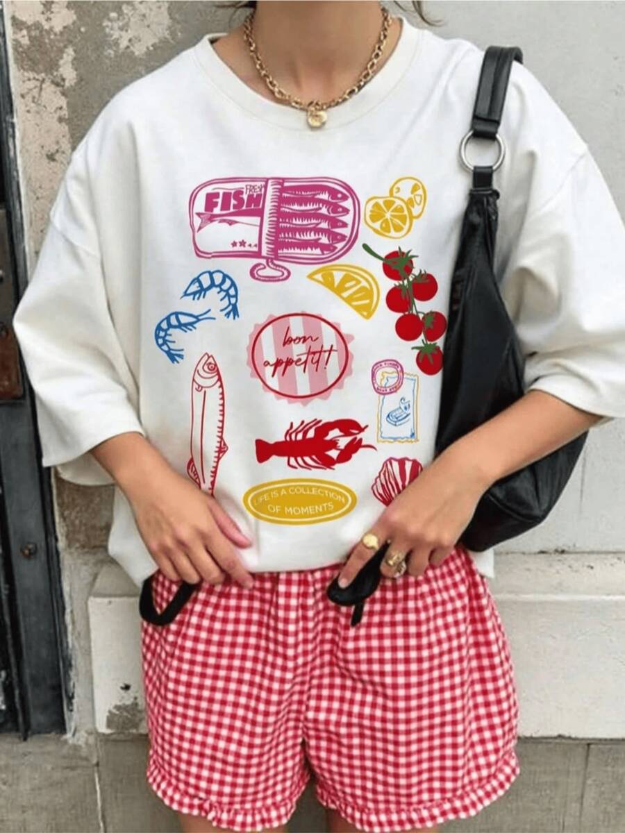 Colorful Motifs Representing The Freshness Of The Sea With Fish, Lemons, Shrimp, Tomatoes, And Positive Messages That Inspire Joy And Unique Moments. A Modern And Comfortable Casual Women's T-Shirt For Everyday Wear. - 白色 - 查看 1