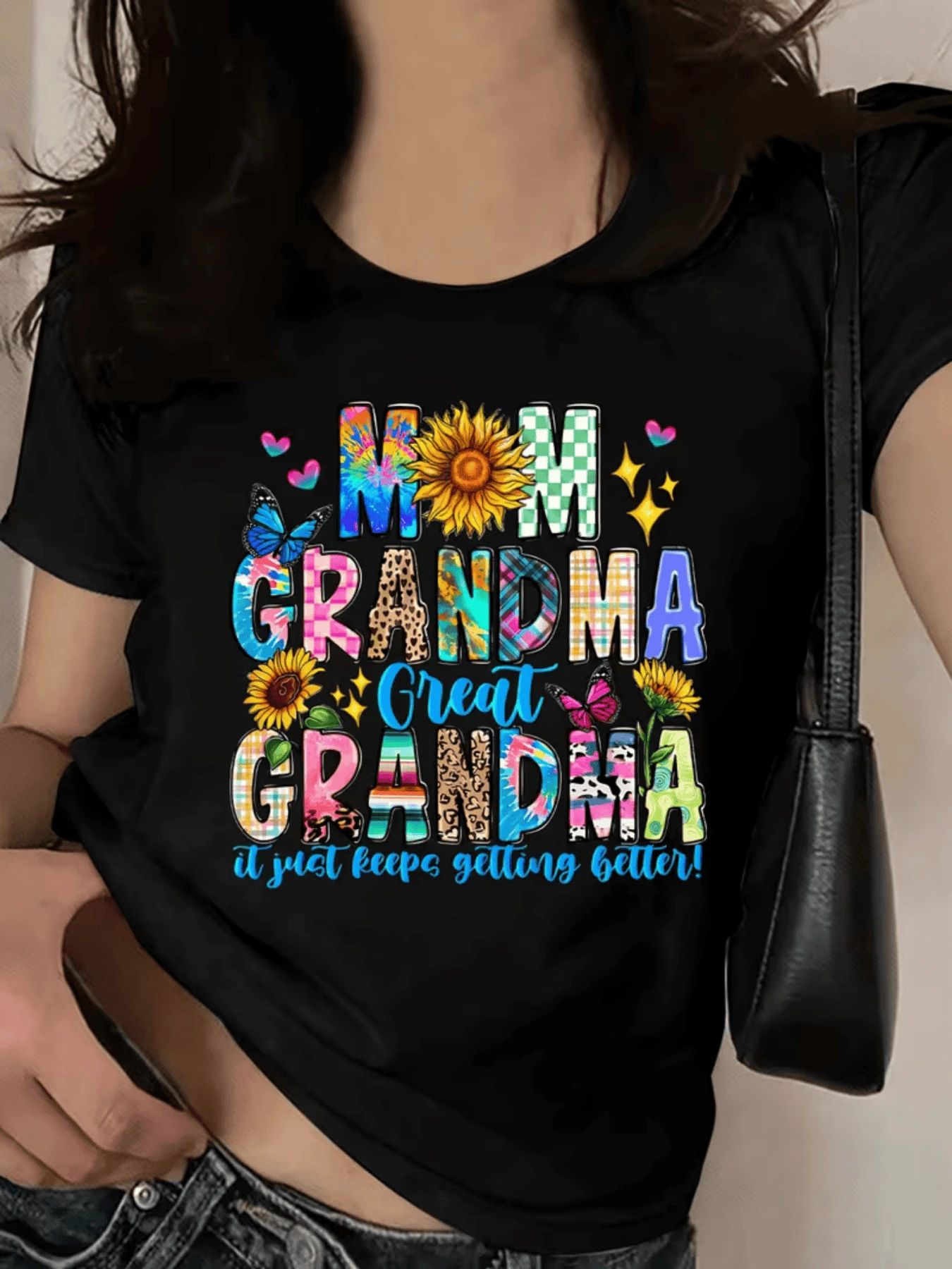 Colorful Butterflies, Sunflowers, Hearts, And Cheerful Lettering Express Love Between Mom, Grandma, And Great-Grandma On A Fun Family-Themed, Comfortable, And Modern Casual Women's T-Shirt. - 黑色 - 查看 1