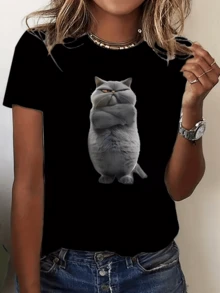 A Serious-Looking Gray Cat With Crossed Legs Conveys Ironic Humor And Confidence, Ideal For Reflecting A Fun And Independent Attitude. A Comfortable, Modern, Casual Women's T-Shirt For Everyday Wear. - 黑色 - 查看 1