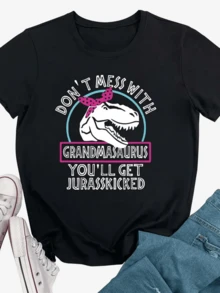 Tyrannosaurus With A Pink Scarf Represents Strength, Humor, And Tenderness, Recalling The Fun Power Of Modern Grandmothers. This Comfortable And Casual Women's T-Shirt Is Perfect For An Original Gift. - 黑色 - 查看 1