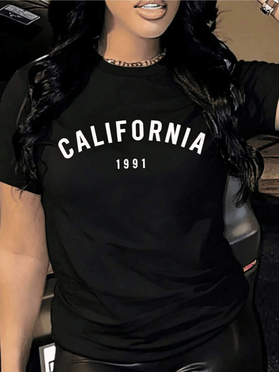 Words That Evoke The Sunny Energy And Free Spirit Of California 1991, Symbolizing Youthful Adventure And Relaxed Style. Women's Casual, Modern, Comfortable T-Shirt For Everyday Wear. - 黑色 - 查看 1