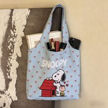 1 chiếc túi tote họa tiết hoa Snoopy màu hồng, được làm từ chất liệu nylon nhẹ, chống thấm nước và bền chắc, thiết kế dung tích lớn, quai đeo rộng tạo cảm giác thoải mái. Thích hợp cho đi làm, mua sắm, du lịch. Thiết thực và thời trang, là món quà Giáng sinh tuyệt vời. - Nhiều màu - Xem 6