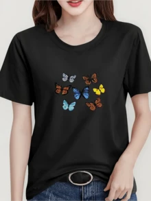 Mariposas multicolores simbolizando libertad y transformación en vuelo sobre fondo sereno transmiten energía positiva y elegancia camiseta de mujer casual cómoda para uso diario moderna y encantadora - Negro - Ver 1