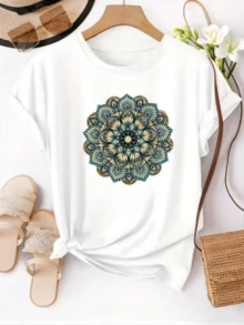 Golden Mandala With Blue Details Symbolizing Inner Balance, Positive Energy, And Serenity For Peaceful Days. Modern, Casual, Comfortable Women's T-Shirt For Everyday Wear. - 白色 - 查看 8