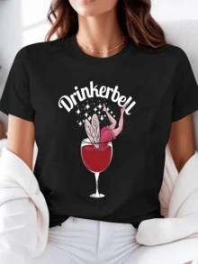 Hada divertida con alas brillantes dentro de una copa de vino tinto representando alegría y humor en momentos de celebración camiseta de mujer casual moderna y cómoda para uso diario - Negro - Ver 8