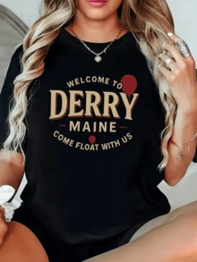 Texto Welcome to Derry Maine Come Float With Us" con tipografía vintage y globos rojos que evocan un ambiente misterioso y atractivo ideal para quienes aman los lugares icónicos camiseta de mujer casual moderna cómoda para diario - Negro - Ver 1