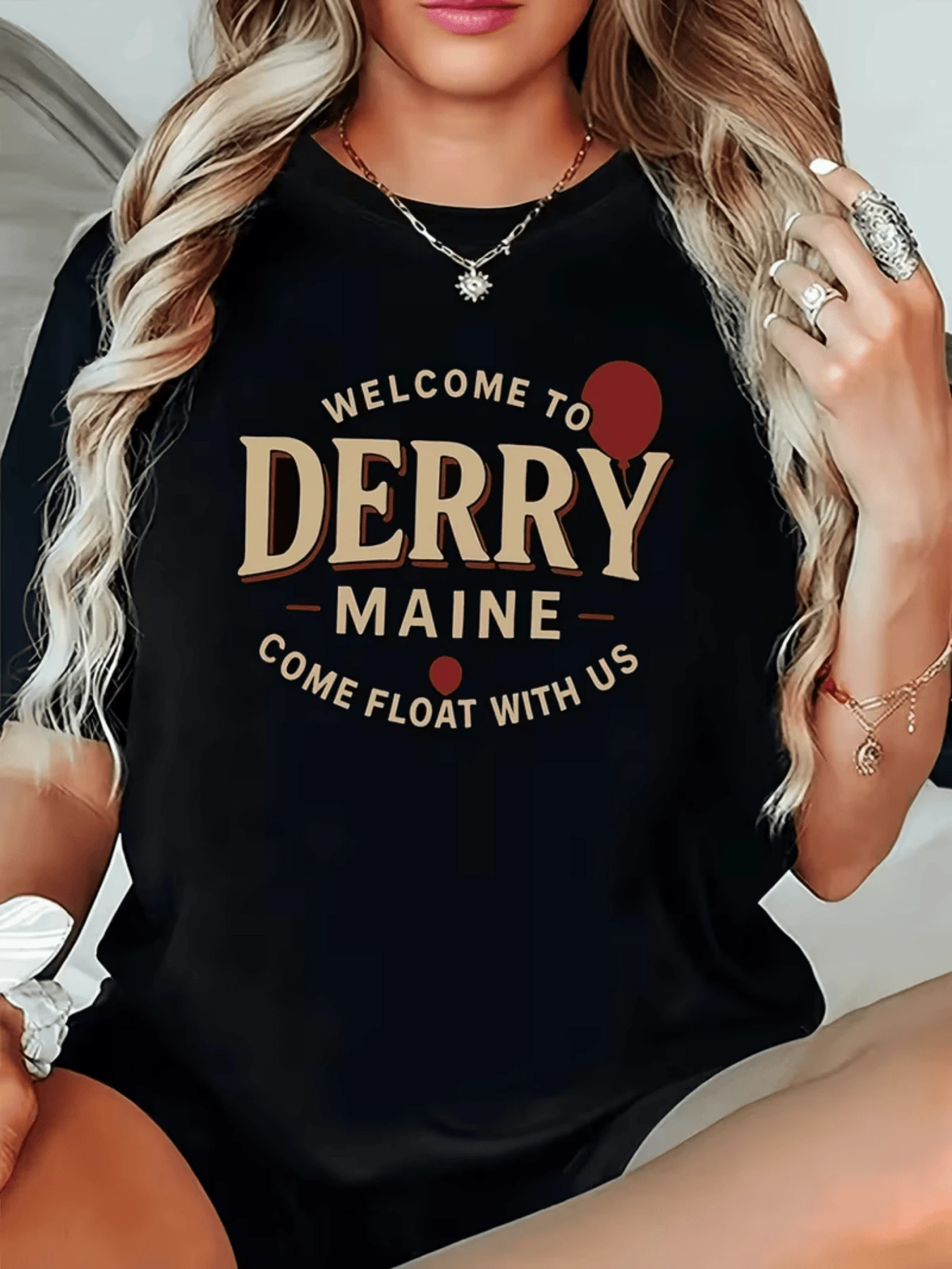 Texto Welcome to Derry Maine Come Float With Us" con tipografía vintage y globos rojos que evocan un ambiente misterioso y atractivo ideal para quienes aman los lugares icónicos camiseta de mujer casual moderna cómoda para diario - Negro - Ver 1