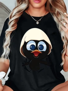 Peque?o ave negra con ojos grandes azules y expresión alegre simboliza la inocencia y la energía positiva transmite un mensaje de diversión y encanto casual camiseta de mujer moderna cómoda para uso diario - Negro - Ver 8