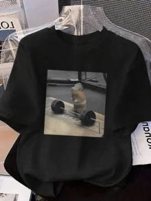 Un perro peque?o con auriculares intenta levantar pesas en un gimnasio representando esfuerzo humor y motivación divertida camiseta de mujer casual cómoda para uso diario - Negro - Ver 1