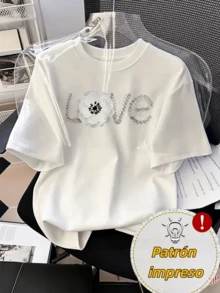 Camiseta para mujer, con estampado de letras "LOVE" con pedrería y camelia blanca, cuello redondo, manga corta - Blanco - Ver 7
