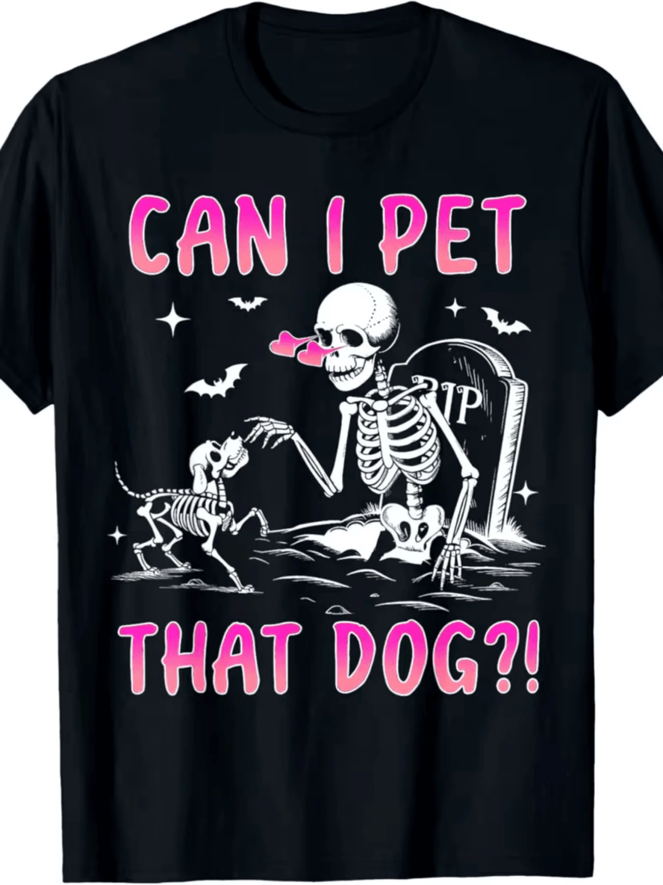 Esqueleto con gafas de corazón acariciando un perrito esquelético entre murciélagos y estrellas que simboliza humor oscuro y ternura eterna camiseta de mujer casual divertida ideal para amantes del arte gótico - Negro - Ver 1