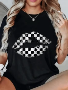 Labios audaces formados por cuadros en blanco y gris que simbolizan equilibrio entre pasión y serenidad reflejando estilo moderno y actitud independiente camiseta de mujer casual cómoda para uso diario - Negro - Ver 8