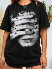 Tattooed Hands Partially Covering An Expressive Face, Revealing Pierced Lips, Conveying Mystery And Rebellion In Artistic Contrast With A Blurred Background. Modern Casual Women's T-Shirt With Great Visual Impact. - 黑色 - 查看 1