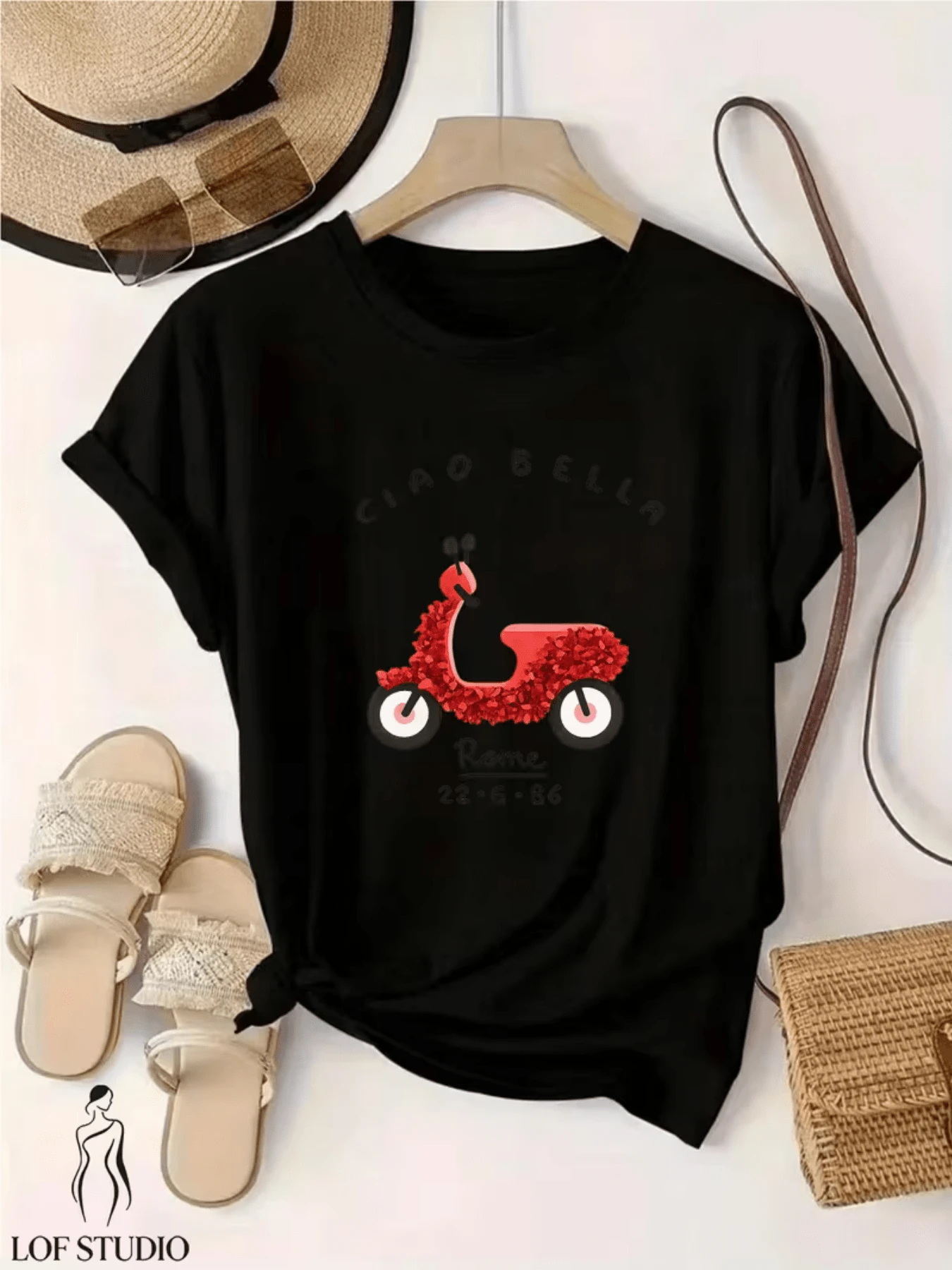 A Red Motorcycle Decorated With Flowers Symbolizes Joy, Freedom, And A Romantic Journey Through Italian Streets, Evoking Warm Memories And Positive Energy. A Comfortable, Modern, Casual Women's T-Shirt. - 黑色 - 查看 1