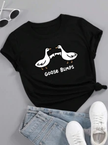 Two Geese Facing Each Other, Holding A Torn Piece Of Paper, Symbolize Friendship And Fun With A Touch Of Humor. Ideal For Casual Moments. Women's Casual T-Shirt With A Fun Print And Modern Style. - 黑色 - 查看 1
