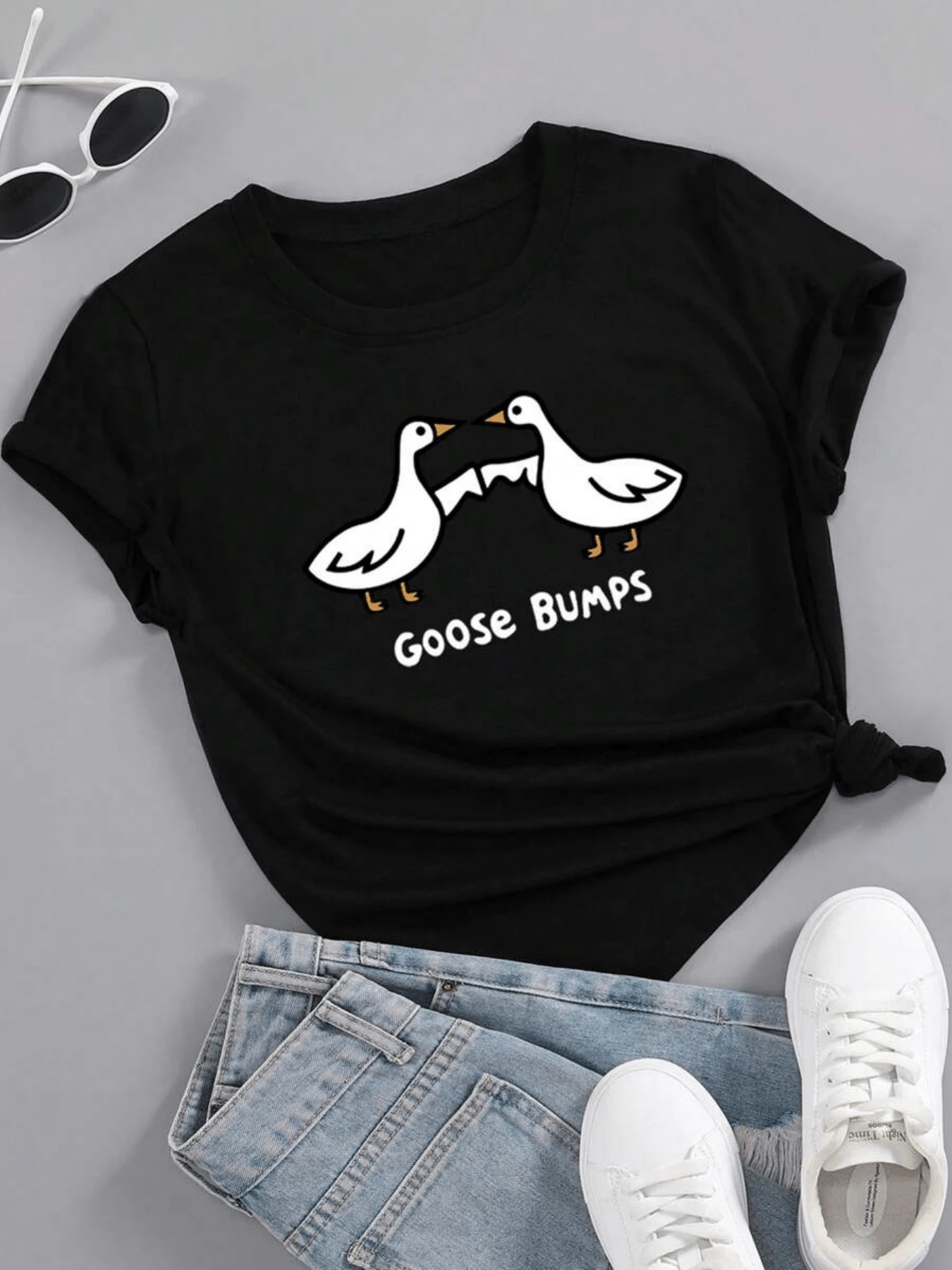 Two Geese Facing Each Other, Holding A Torn Piece Of Paper, Symbolize Friendship And Fun With A Touch Of Humor. Ideal For Casual Moments. Women's Casual T-Shirt With A Fun Print And Modern Style. - 黑色 - 查看 1