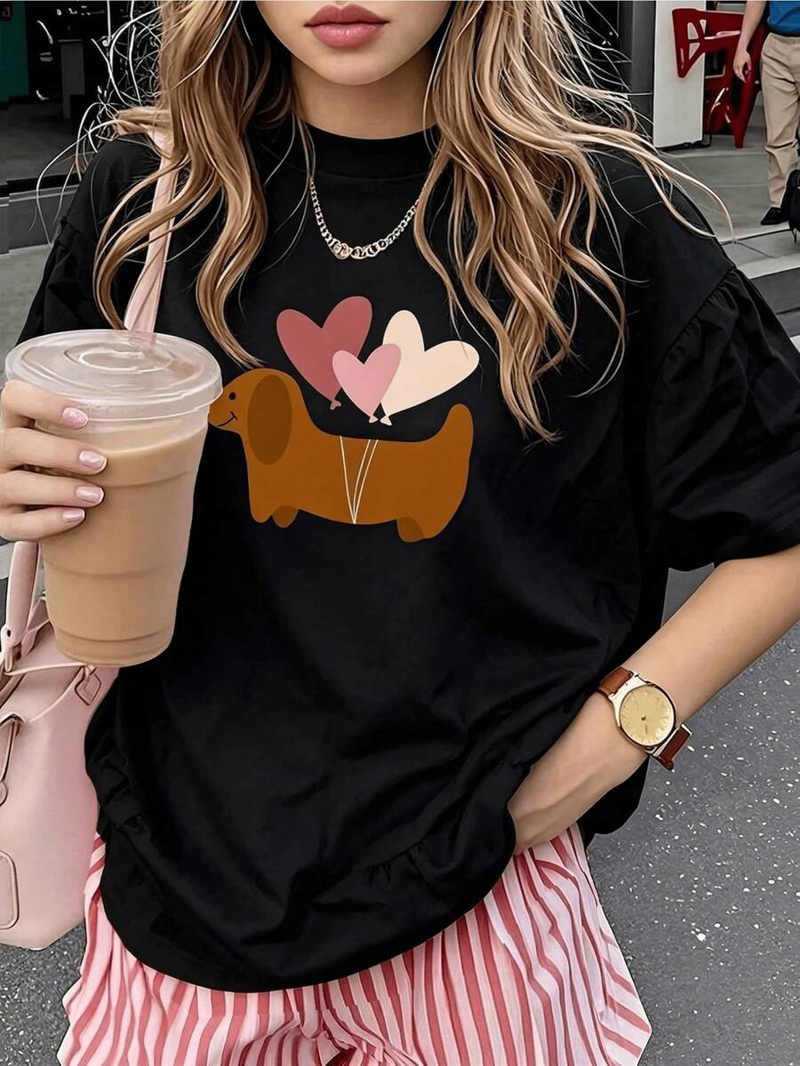 A Brown Dachshund Holds Three Heart-Shaped Balloons Symbolizing Tenderness, Joy, And Pure Love-Perfect For Conveying Affection And Optimism. A Modern And Comfortable Casual Women's T-Shirt. - 黑色 - 查看 1