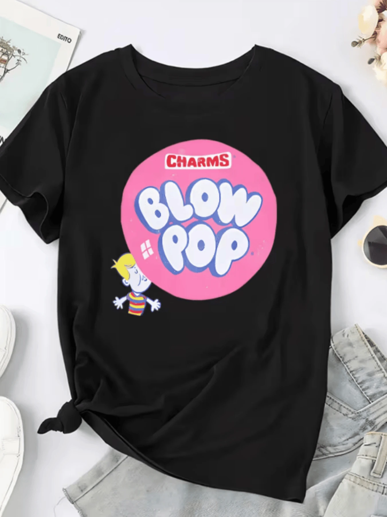 Gran círculo rosa con letras grandes que evocan una sensación de diversión y dulzura acompa?ado de un personaje alegre que transmite energía positiva y juventud ideal para expresar un espíritu libre y optimista camiseta de mujer casual moderna cómoda para uso diario - Negro - Ver 1