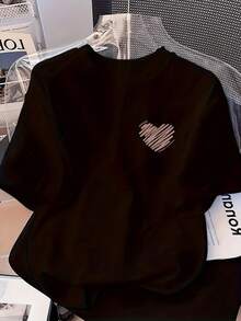 Corazón trazado simboliza amor sincero y energía positiva reflejando la calidez del alma y confianza personal camiseta de mujer casual cómoda y moderna para uso diario - Negro - Ver 8
