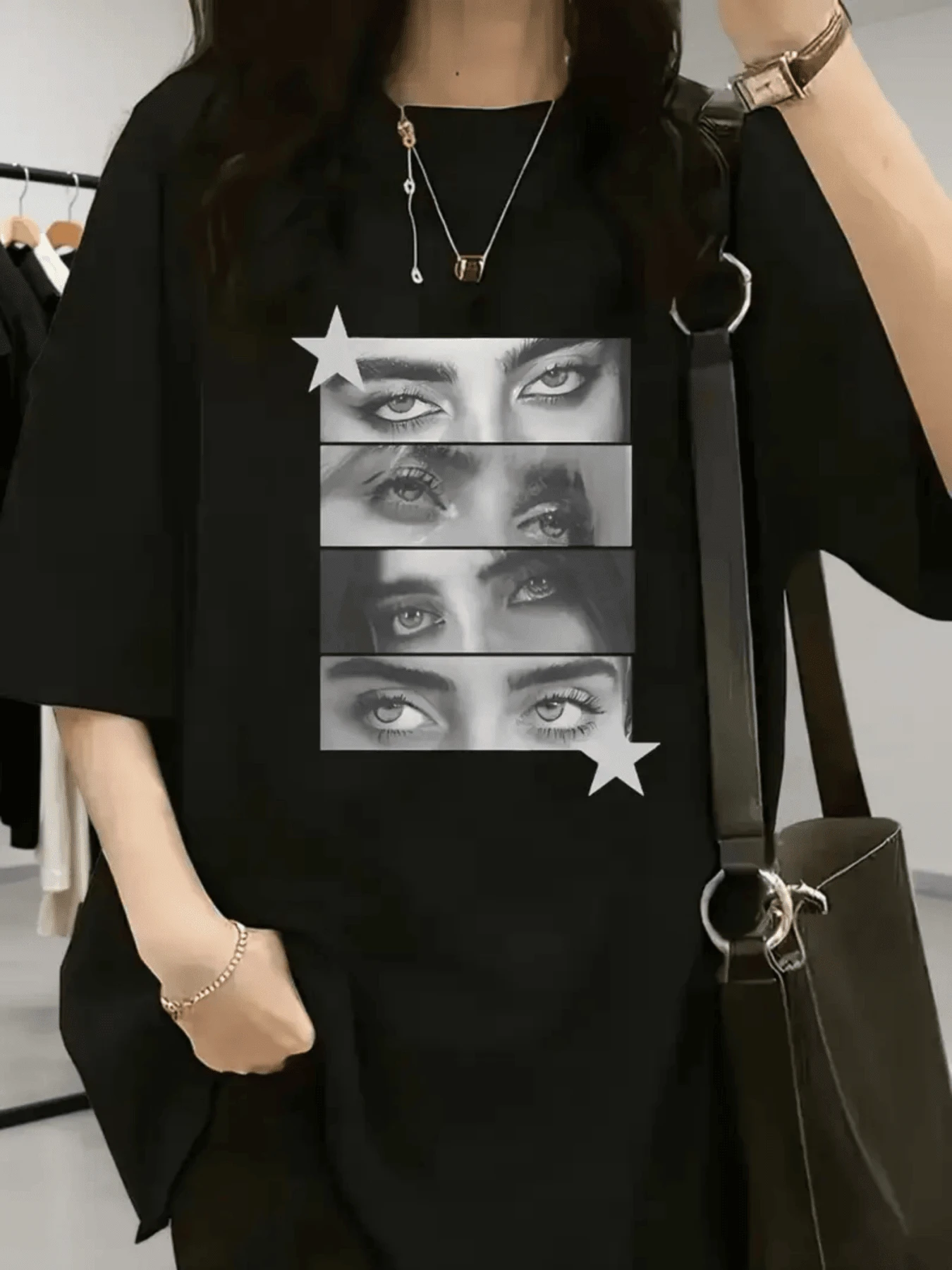 An Intense Gaze Reflecting Mystery, Confidence, And Inner Power, With Stars Symbolizing Feminine Dreams And Determination. A Modern And Comfortable Casual Women's T-Shirt For Everyday Wear. - 黑色 - 查看 1