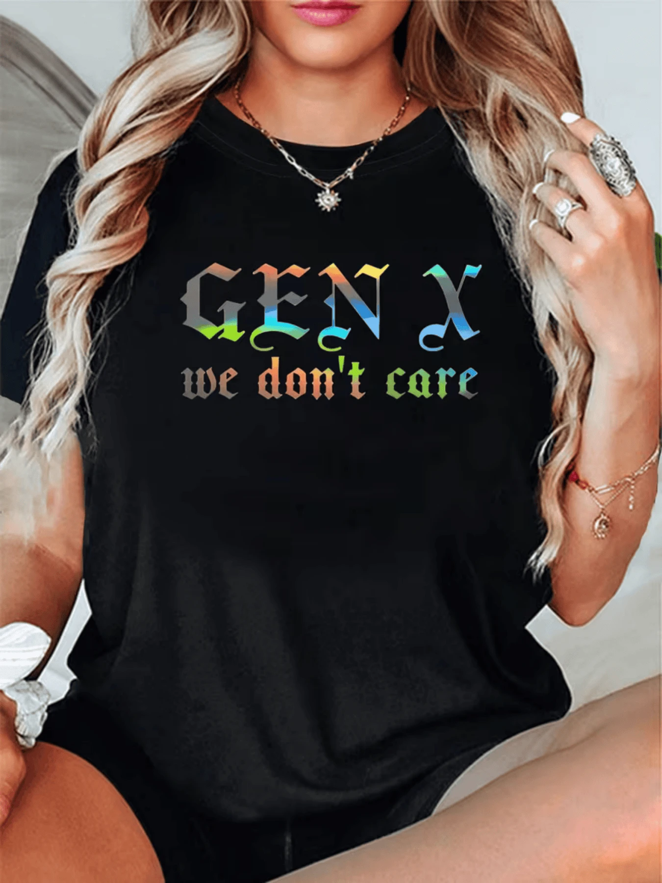 Tipografía colorida que expresa una actitud libre moderna y divertida con mensaje rebelde de independencia y confianza personal camiseta de mujer casual cómoda para uso diario - Negro - Ver 1