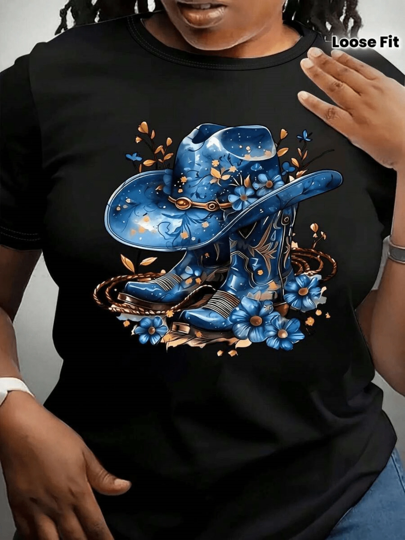 Sombrero vaquero azul rodeado de flores doradas y lazos que evocan libertad y fuerza femenina camiseta de mujer casual cómoda perfecta para uso diario - Negro - Ver 1