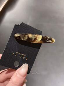 经典玳瑁纹箔片醋酸纤维发夹，刻有“FRANCE Handmade”字样，防滑鳄鱼夹可固定刘海和侧发，简约优雅的设计适合日常、工作和正式场合，是送给女性和女孩的精致发饰礼物。 - 彩色 - 查看 4