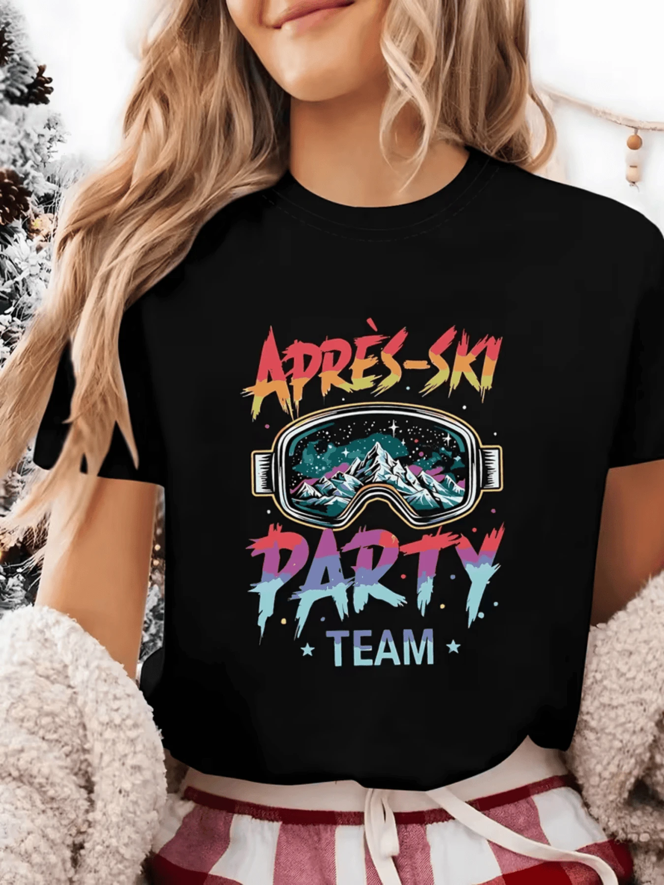 Snow-Capped Mountains Reflected In Ski Goggles Evoke Adventure, Freedom, And Fun Under Colorful Skies With Vibrant Lettering. Après Ski Party Team Women's Casual Modern T-Shirt - 黑色 - 查看 1