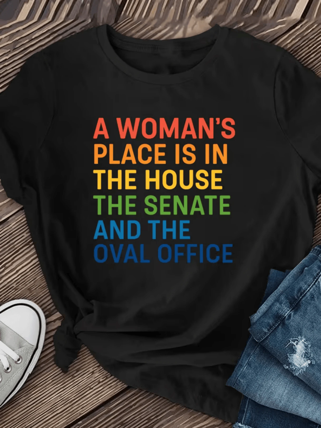 Powerful Phrase Celebrating Equality And Female Strength, Highlighting That Women Can Lead In All Decision-Making And Authority Spaces. Women's T-Shirt With A Modern And Comfortable Motivational Message For Everyday Wear. - 黑色 - 查看 1