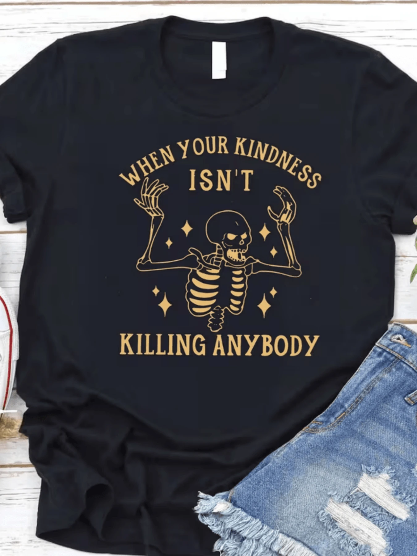 Skeleton Raising Its Hands Surrounded By Golden Sparkles Symbolizing A Relaxed Attitude Towards Life And A Dark Sense Of Humor With A Motivational Phrase, Comfortable Casual Women's T-Shirt For Everyday Wear - 黑色 - 查看 1