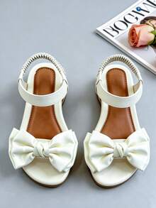 1 par de sandalias de niña de moda blancas, sandalias planas de verano para niñas, diseño con gran lazo de satén y correa elástica en la parte trasera, suela suave antideslizante y duradera, adecuadas para banquetes, reuniones, fiestas, bodas y vacaciones - Blanco - Ver 2