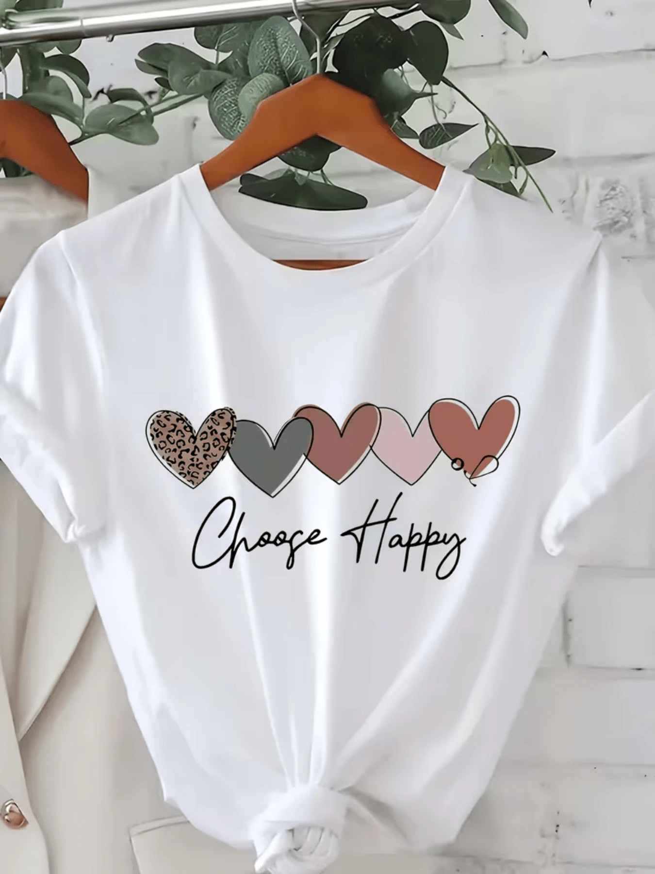Hearts In Different Shades Represent Inner Joy And The Conscious Choice To Maintain A Positive Attitude Every Day. Comfortable Casual Women's T-Shirt, Ideal For Everyday Wear. - 白色 - 查看 1
