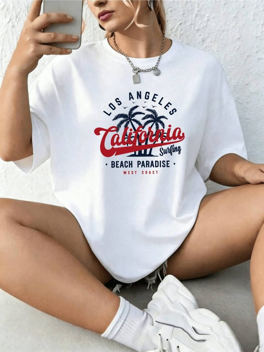 Palm Trees Facing The Sea Evoking Freedom, Sun And Surf On The Pacific Coast With Red And Blue Lettering That Conveys Summer Energy And Adventurous Spirit. Comfortable Urban Women's T-Shirt For Sunny Days. - 白色 - 查看 1