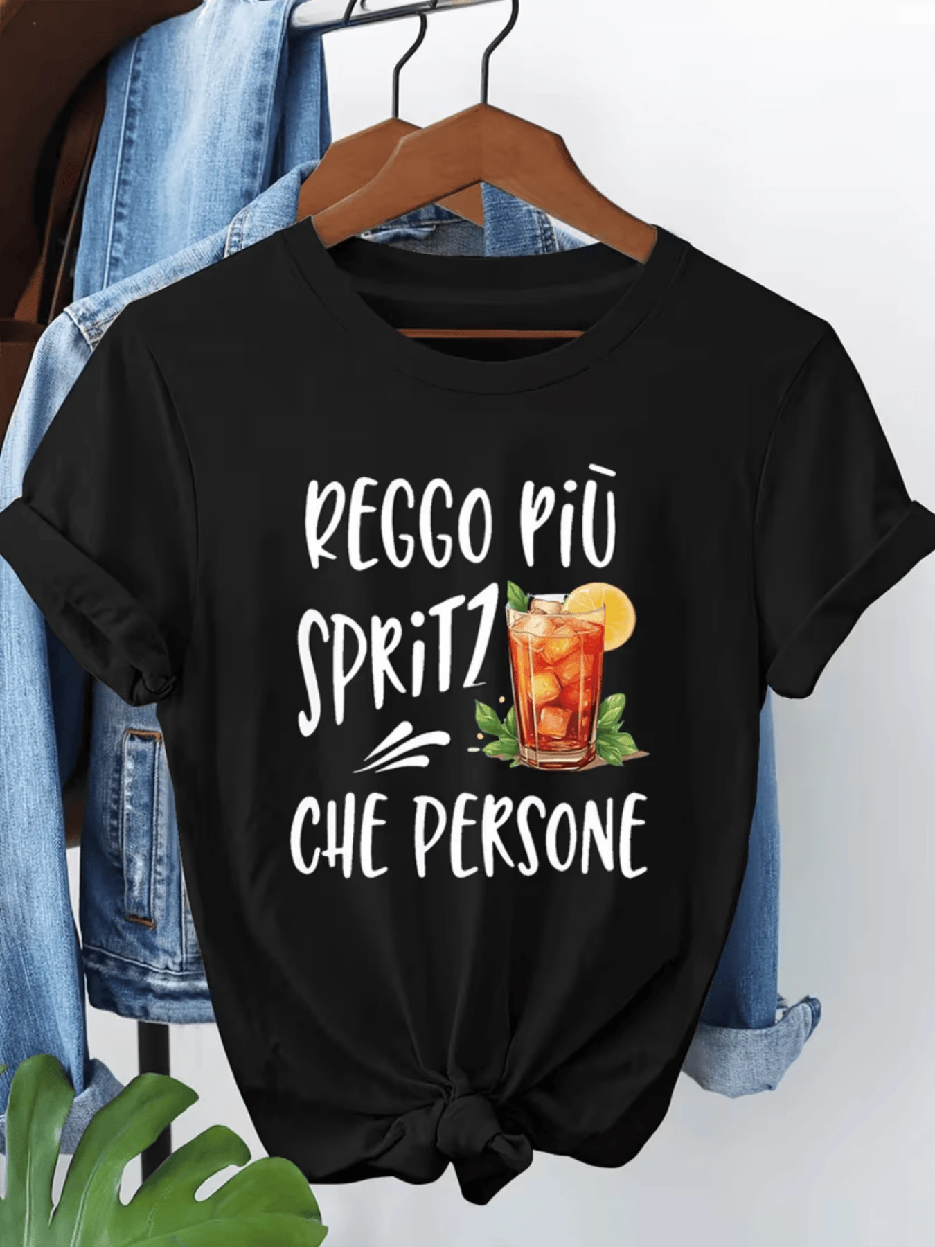 Frase humorística que expresa amor por el cóctel spritz con ilustración de bebida refrescante y rodajas de naranja perfecta para mujeres alegres camiseta de mujer casual divertida - Negro - Ver 1