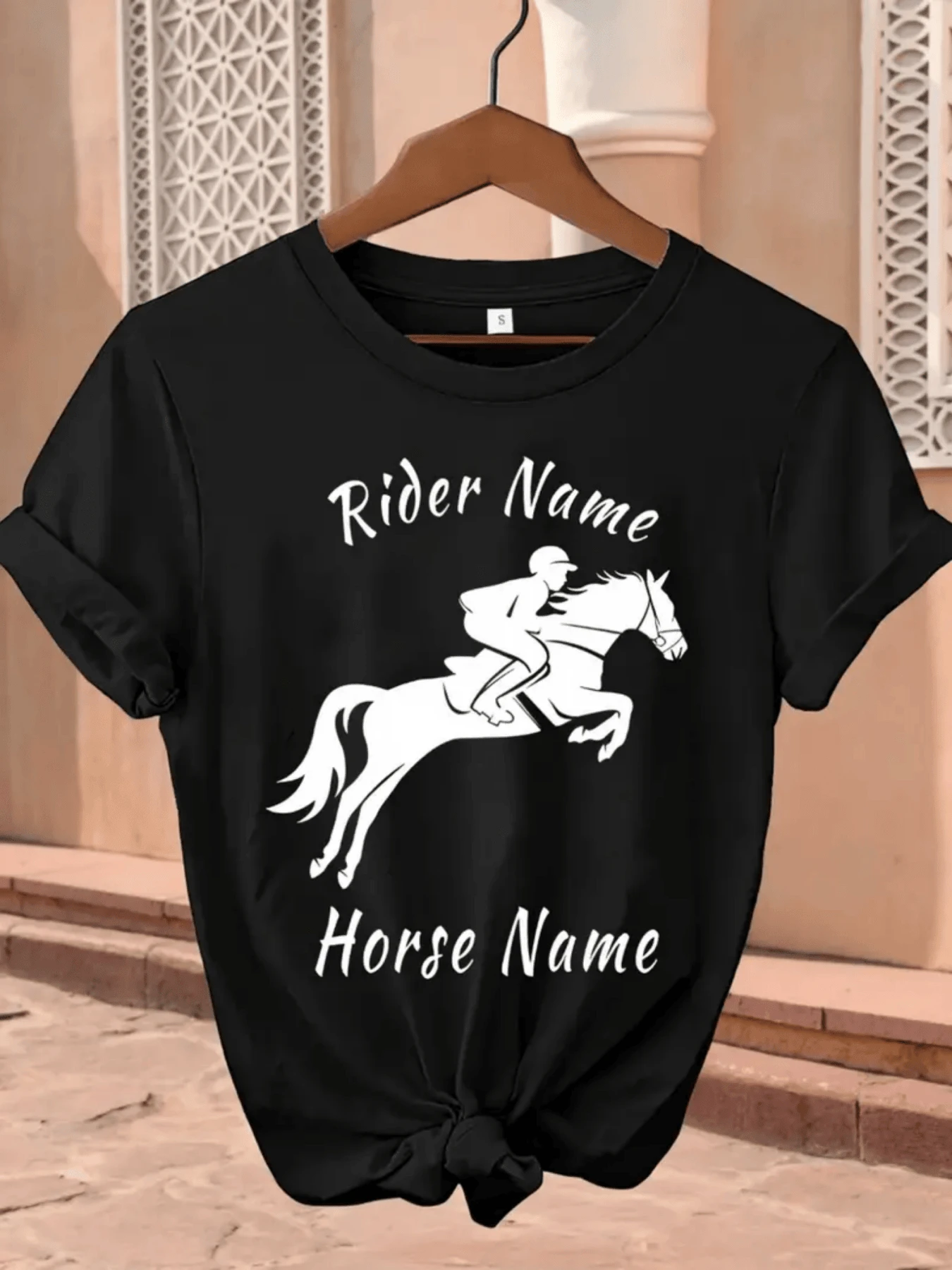 Rider In Mid-Leap On A Powerful Horse Symbolizing Freedom, Inner Strength, And The Connection Between Humankind And Nature. Women's Casual, Modern, Comfortable T-Shirt For Everyday Wear. - 黑色 - 查看 1