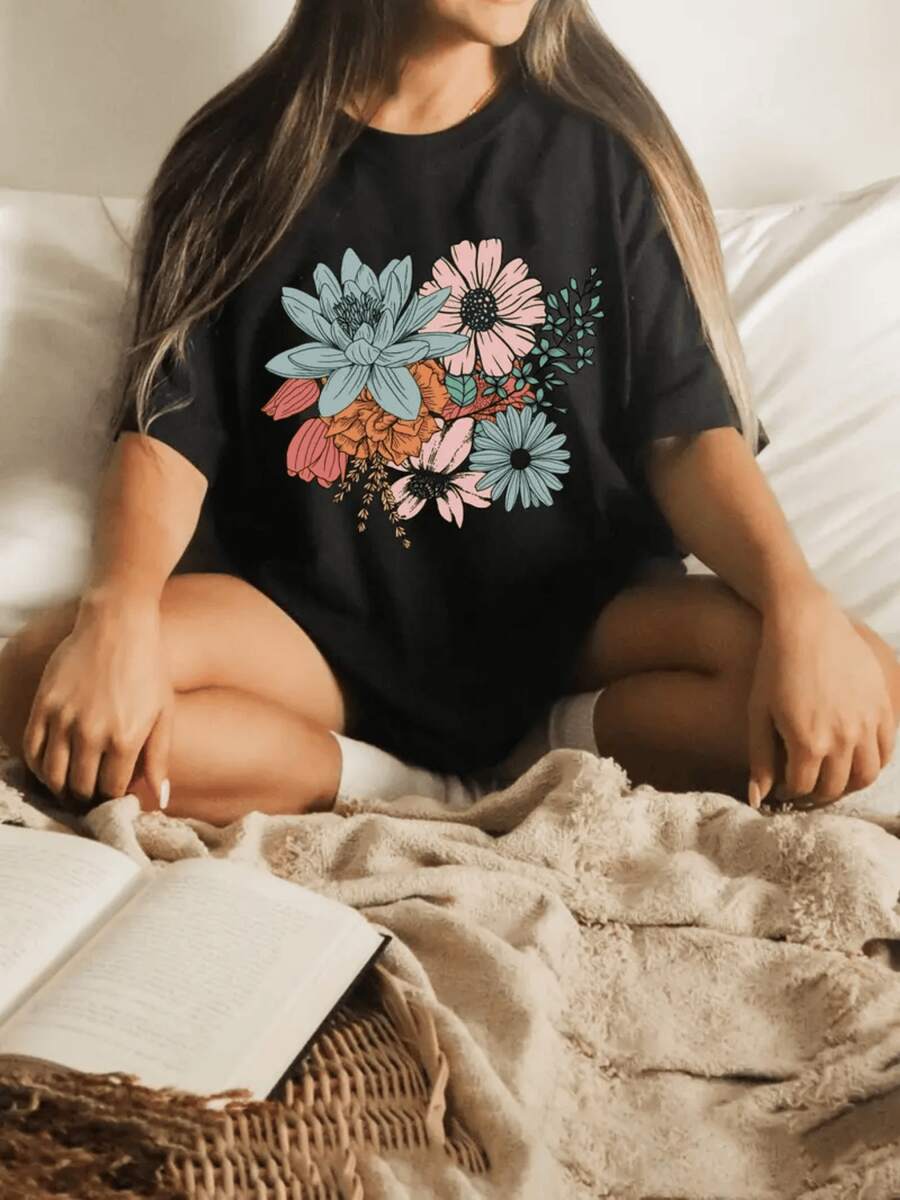 A Bouquet Of Colorful Flowers Representing The Freshness Of Nature And Positive Energy With Soft-Toned Petals And Vibrant Leaves; A Comfortable, Casual Women's T-Shirt For Everyday Wear. - 黑色 - 查看 1