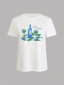 Blue Bottle With Two Glasses On A Green And White Tablecloth Celebrating The Joy Of Sharing Wine And Happy Moments With Friends. Women's Casual Modern Comfortable T-Shirt For Everyday Wear - 白色 - 查看 1