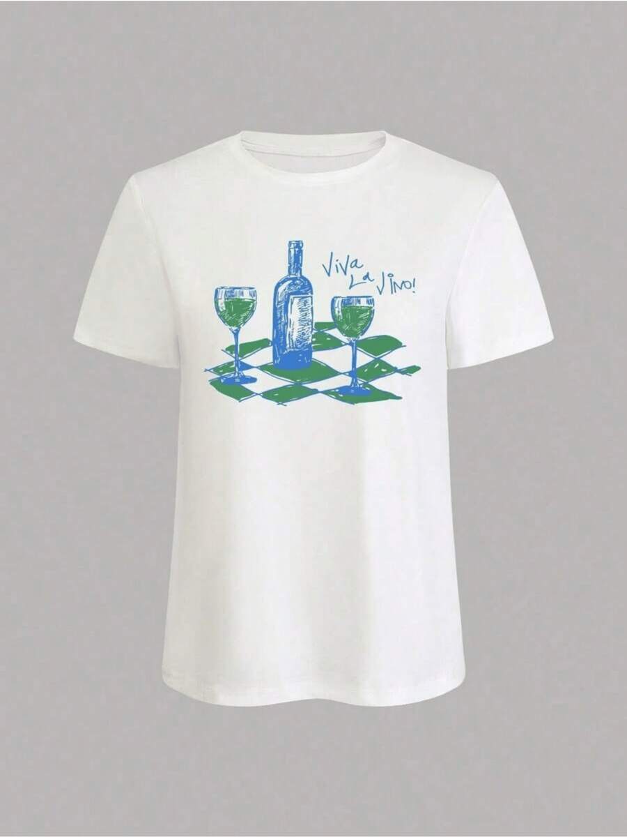 Blue Bottle With Two Glasses On A Green And White Tablecloth Celebrating The Joy Of Sharing Wine And Happy Moments With Friends. Women's Casual Modern Comfortable T-Shirt For Everyday Wear - 白色 - 查看 1