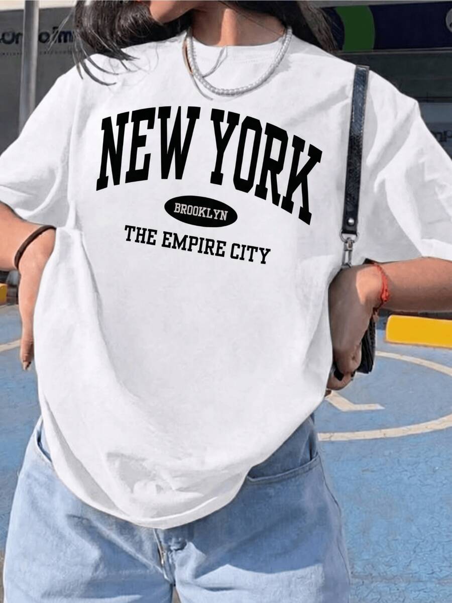 Inspired By The Urban Energy Of New York With Large Lettering That Evokes The Free And Cosmopolitan Spirit Of Brooklyn And The Confidence Of The Empire City, This Modern Casual Women's T-Shirt Is Ideal For Everyday Wear. - 白色 - 查看 1
