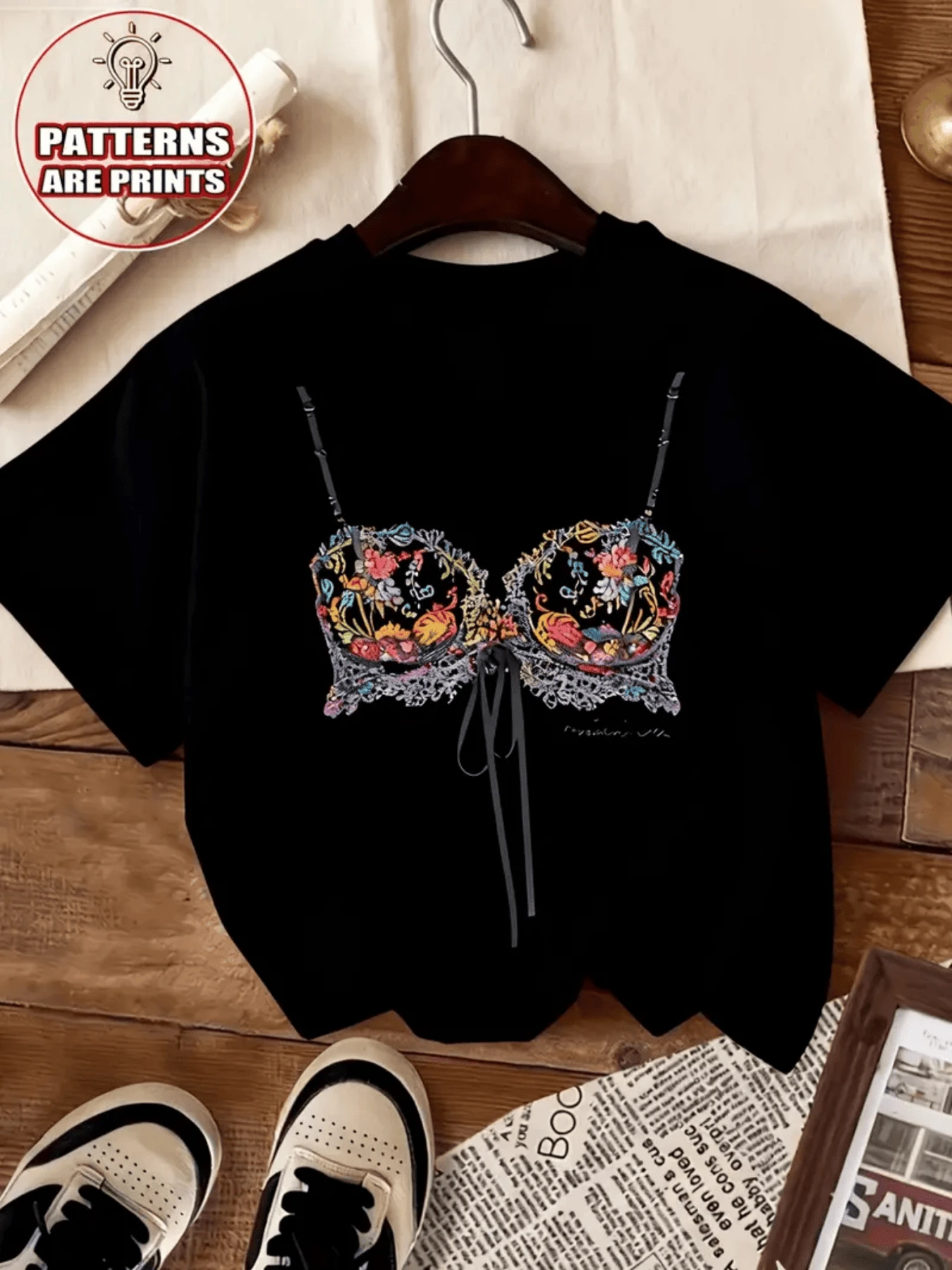 Motivo de corsé bordado con flores coloridas que simbolizan la libertad femenina la confianza y la energía creativa inspirando autenticidad y elegancia contemporánea camiseta de mujer casual moderna - Negro - Ver 1