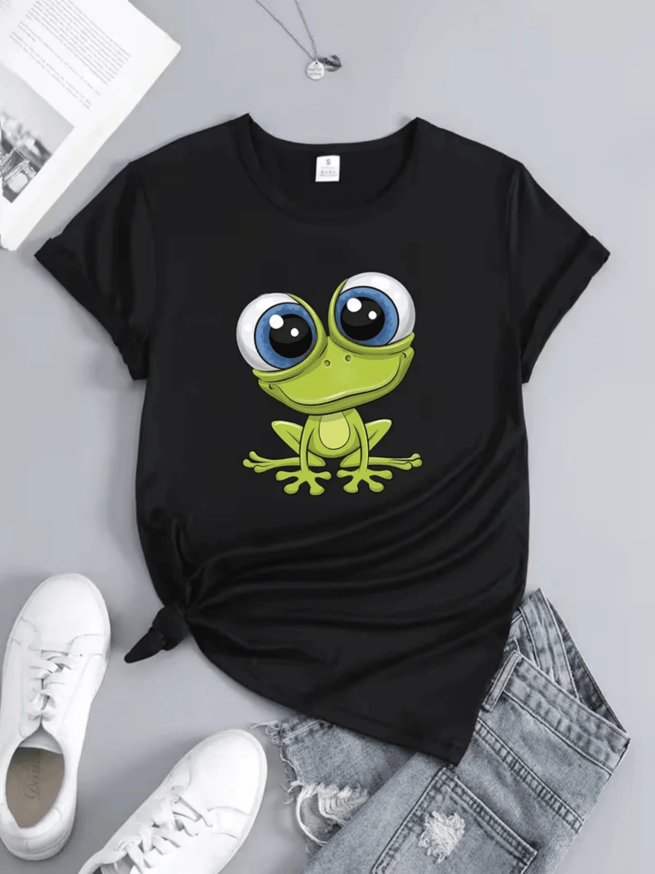 A Green Frog With Big Eyes Symbolizes Energy, Hope, Joy, And A Connection With Nature, Expressing A Free Spirit. This Comfortable, Fun, Casual Women's T-Shirt Is Perfect For Everyday Wear. - 黑色 - 查看 1