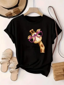 Friendly Giraffe With Large Pink Glasses Conveying Joy, Confidence, And Authenticity, Accompanied By Motivational Text That Encourages You To Be Yourself. Comfortable And Modern Casual Women's T-Shirt - 黑色 - 查看 8