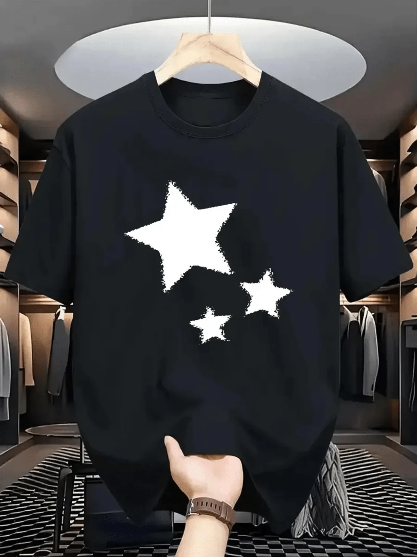 Three Large And Small Stars Symbolize Hope, Dreams, And The Positive Energy Of The Universe, Inspiring Confidence And Inner Light In Every Moment. A Modern, Comfortable, Casual Women's T-Shirt For Everyday Wear. - 黑色 - 查看 1