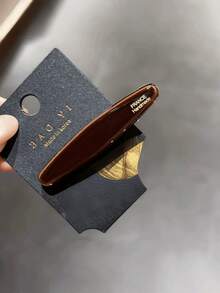 经典玳瑁纹箔片醋酸纤维发夹，刻有“FRANCE Handmade”字样，防滑鳄鱼夹可固定刘海和侧发，简约优雅的设计适合日常、工作和正式场合，是送给女性和女孩的精致发饰礼物。 - 彩色 - 查看 5
