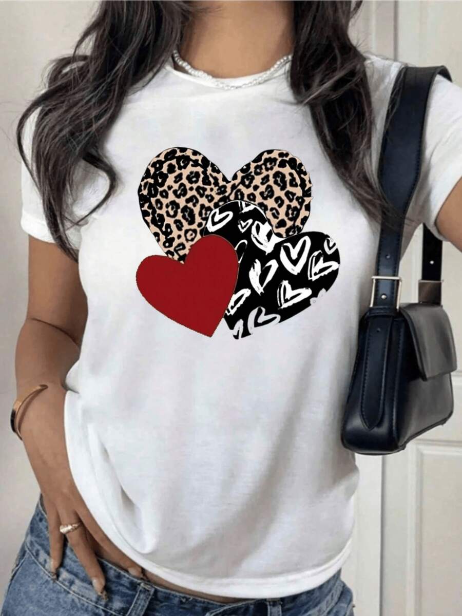 Three Intertwined Hearts Symbolize Passion, Strength, And Tenderness. The Animal Print And Contrasting Colors Express Free Love And Confidence. This Modern, Comfortable, Casual Women's T-Shirt Is Perfect For Everyday Wear. - 白色 - 查看 1
