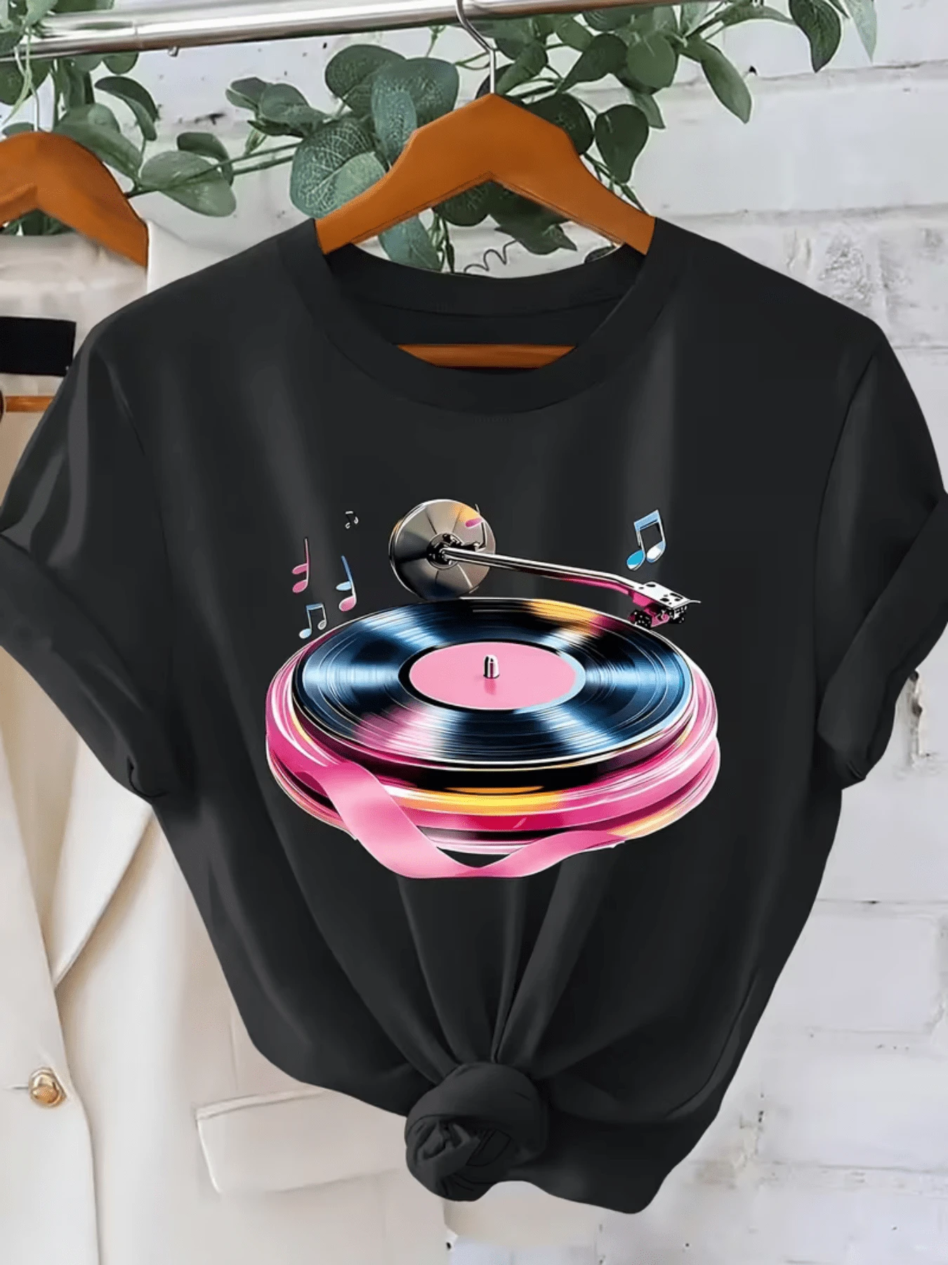 Colorful Record Player With Musical Notes That Evoke Retro Energy And A Passion For Modern Music, Full Of Rhythm And Creativity. Comfortable Casual Women's T-Shirt For Everyday Wear. - 黑色 - 查看 1